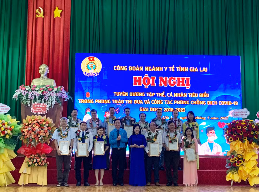 Đại diện lãnh đạo Liên đoàn Lao động tỉnh và Công đoàn ngành Y tế Gia Lai trao bằng khen cho các tập thể y tế tiêu biểu trong thi đua và phòng- chống dịch Covid-19. Ảnh: Như Nguyện Đại diện lãnh đạo Liên đoàn Lao động tỉnh và Công đoàn ngành Y tế Gia Lai trao bằng khen cho các tập thể y tế tiêu biểu trong thi đua và phòng- chống dịch Covid-19. Ảnh: Như Nguyện