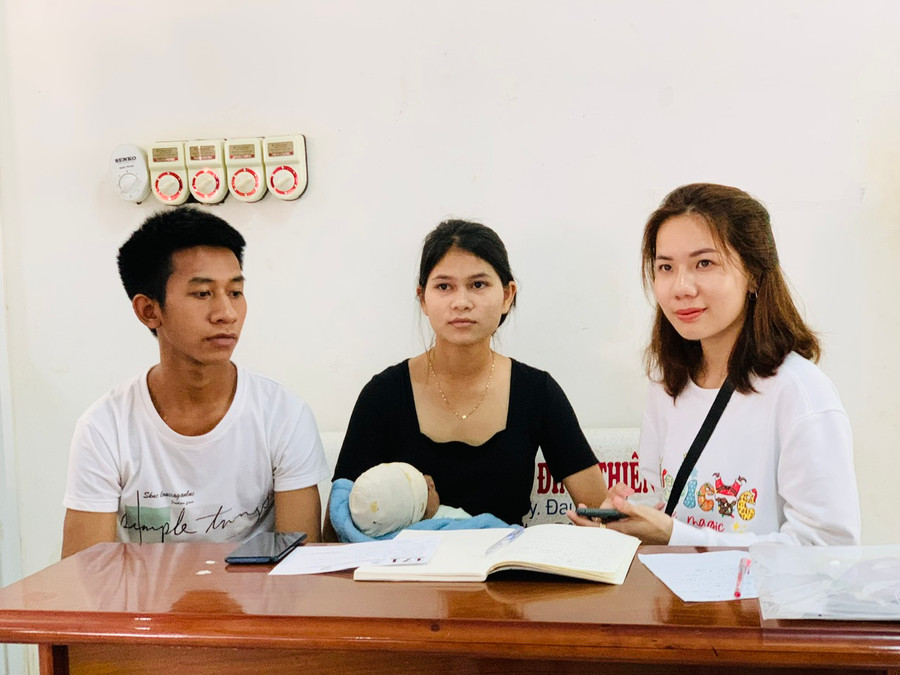 Vợ chồng chị Rơ Lan H’Đim (làng Khóp, xã Ia Krêl, huyện Đức Cơ) đang được hướng dẫn các thủ tục để hỗ trợ phẫu thuật tim miễn phí cho con. Ảnh: Như Nguyện Vợ chồng chị Rơ Lan H’Đim (làng Khóp, xã Ia Krêl, huyện Đức Cơ) đang được hướng dẫn các thủ tục để hỗ trợ phẫu thuật tim miễn phí cho con. Ảnh: Như Nguyện