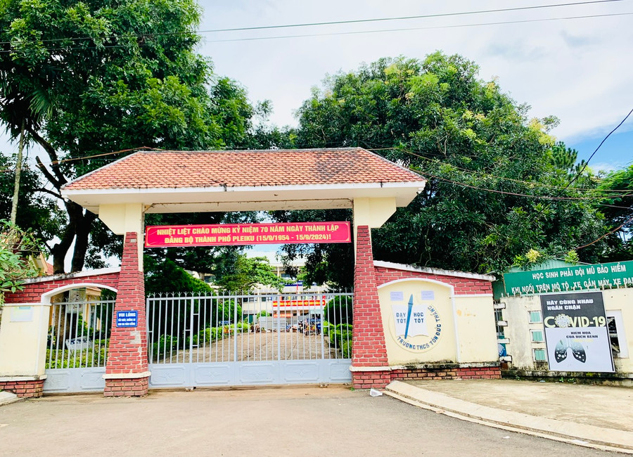 Trường THCS Tôn Đức Thắng, phường Thống Nhất, TP. Pleiku nơi xảy ra vụ nghi ngờ ngộ độc thực phẩm. Ảnh: Như Nguyện Trường THCS Tôn Đức Thắng, phường Thống Nhất, TP. Pleiku nơi xảy ra vụ nghi ngờ ngộ độc thực phẩm. Ảnh: Như Nguyện