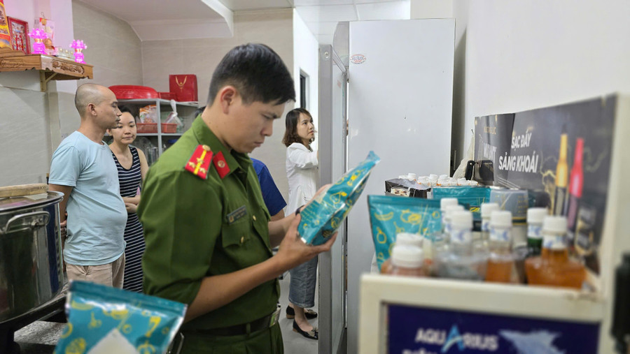 Đoàn kiểm tra của TP. Pleiku tiến hành kiểm tra tại cơ sở trà sữa Cô Ba Sài Gòn (địa chỉ 14 Phùng Hưng, phường Hội Thương, TP. Pleiku). Ảnh: Như Nguyện Đoàn kiểm tra của TP. Pleiku tiến hành kiểm tra tại cơ sở trà sữa Cô Ba Sài Gòn (địa chỉ 14 Phùng Hưng, phường Hội Thương, TP. Pleiku). Ảnh: Như Nguyện