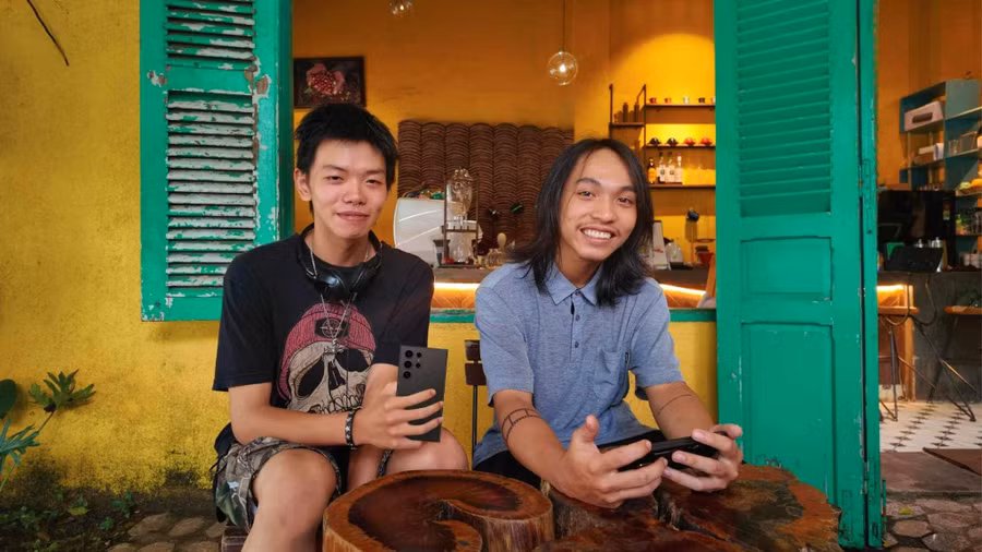 Nhóm bạn trẻ ở Gia Lai sử dụng “dế yêu” Samsung S24 Ultra. Ảnh: Ngọc Duy