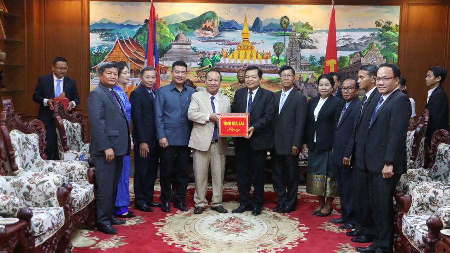 Phó Bí thư Thường trực Tỉnh ủy Gia Lai Châu Ngọc Tuấn (thứ 5 từ trái sang) tặng quà và chúc mừng năm mới Phó Bí thư Tỉnh ủy và Nhân dân tỉnh Champasak. Ảnh: Q.T