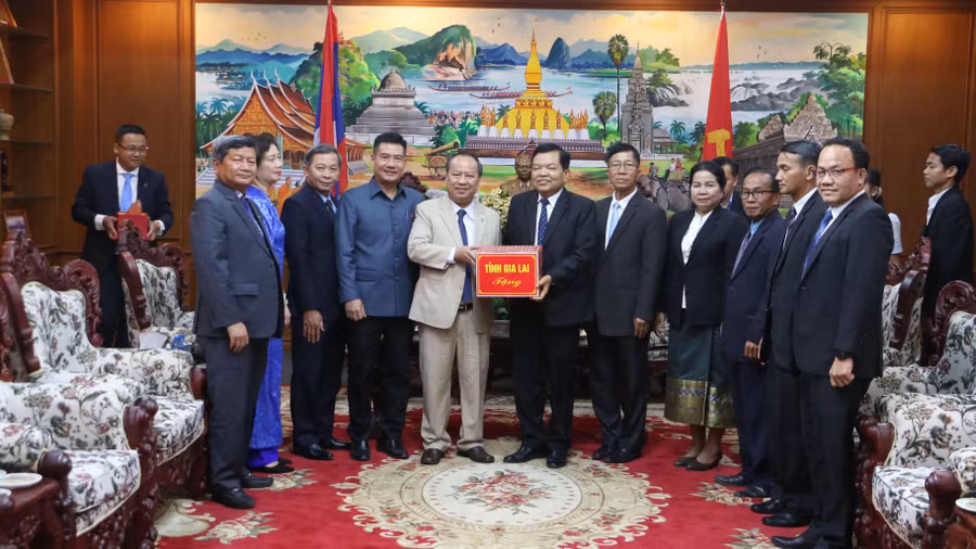 Phó Bí thư Thường trực Tỉnh ủy Gia Lai Châu Ngọc Tuấn (thứ 5 từ trái sang) tặng quà và chúc mừng năm mới Phó Bí thư Tỉnh ủy và Nhân dân tỉnh Champasak. Ảnh: Q.T