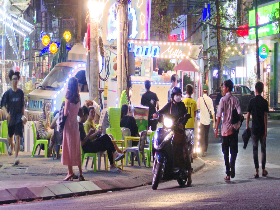 Vỉa vè bị lấn chiếm để kinh doanh, buôn bán, người đi bộ phải đi dưới lòng lề đường, tiềm ẩn nguy cơ tai nạn giao thông. Ảnh: Quang Tấn