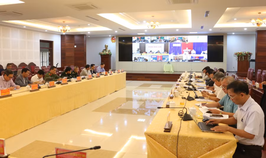 Lãnh đạo các địa phương ở các điểm cầu trực tuyến đã nêu nhiều khó khăn, vướng mắc trong triển khai thực hiện. Ảnh: Quang Tấn
