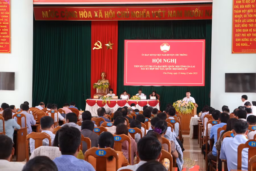 Quang cảnh buổi tiếp xúc cử tri tại huyện Chư Prông. Ảnh: Quang Tấn