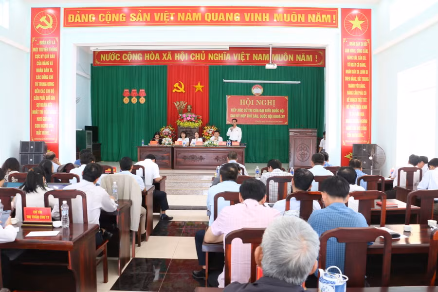 Quang cảnh buổi tiếp xúc cử tri tại thị trấn Chư Ty, huyện Đức Cơ. Ảnh: Quang Tấn