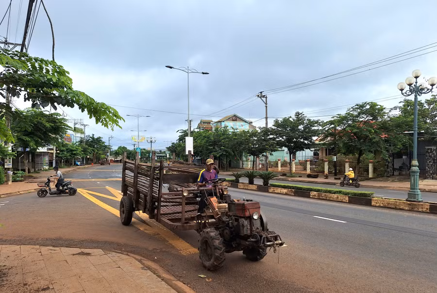 Tình trạng xe công nông lưu thông trên quốc lộ 14 diễn ra phổ biến, gây mất an toàn giao thông và khó xử lý. Ảnh: Quang Tấn
