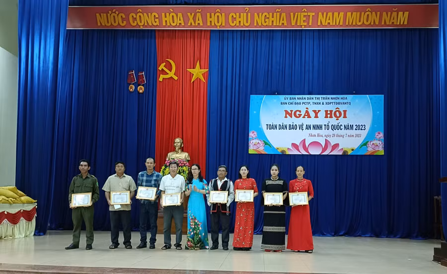 Trao Giấy khen cho các tập thể có thành tích xuất sắc trong phong trào “Toàn dân bảo vệ an ninh Tổ quốc” năm 2023. Ảnh: H.D