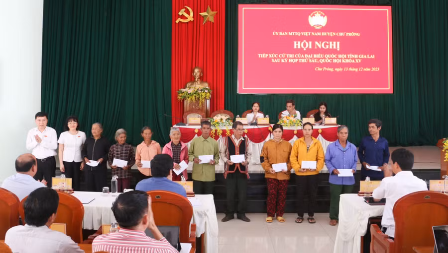 Đoàn đại biểu Quốc hội tỉnh tặng 25 suất quà cho 25 gia đình chính sách, người có công trên địa bàn huyện Chư Prông. Ảnh: Quang Tấn