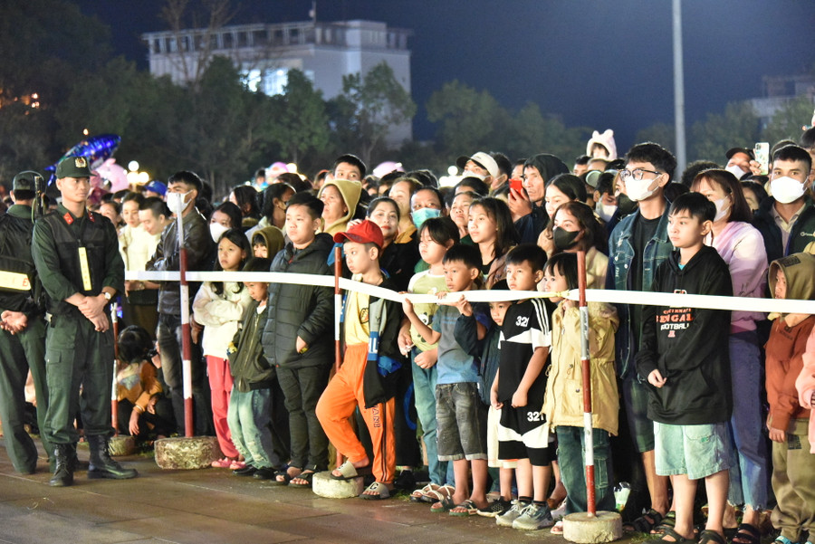 Rất đông người dân đã có mặt chờ đón Chương trình Lễ hội Giao thừa mừng xuân Giáp Thìn 2024. Ảnh: Đức Thụy