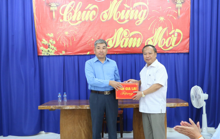 Phó Bí thư Thường trực Tỉnh ủy, Trưởng đoàn đại biểu Quốc hội tỉnh Gia Lai Châu Ngọc Tuấn thăm hỏi và tặng quà động viên cán bộ, chiến sĩ Đội K53 (Bộ Chỉ huy Quân sự tỉnh Kon Tum). Ảnh: Q.T Phó Bí thư Thường trực Tỉnh ủy, Trưởng đoàn đại biểu Quốc hội tỉnh Gia Lai Châu Ngọc Tuấn thăm hỏi và tặng quà động viên cán bộ, chiến sĩ Đội K53 (Bộ Chỉ huy Quân sự tỉnh Kon Tum). Ảnh: Q.T