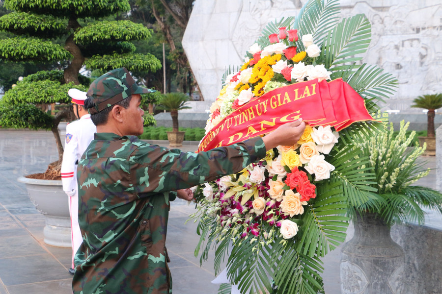 Ủy viên Ban Chấp hành Trung ương Đảng, Bí thư Tỉnh ủy, Chủ tịch HĐND tỉnh Hồ Văn Niên thành kính dâng hoa trước Tượng đài Bác Hồ với các dân tộc Tây Nguyên. Ảnh: Quang Tấn Ủy viên Ban Chấp hành Trung ương Đảng, Bí thư Tỉnh ủy, Chủ tịch HĐND tỉnh Hồ Văn Niên thành kính dâng hoa trước Tượng đài Bác Hồ với các dân tộc Tây Nguyên. Ảnh: Quang Tấn