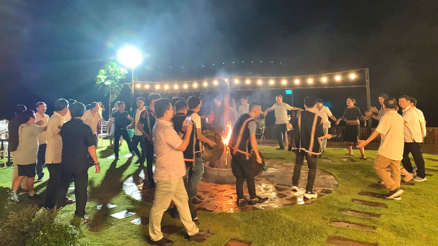 Du khách trải nghiệm đốt lửa trại, đánh cồng chiêng, xoang tại Zin's Farm. Ảnh: H.H Du khách trải nghiệm đốt lửa trại, đánh cồng chiêng, xoang tại Zin's Farm. Ảnh: H.H