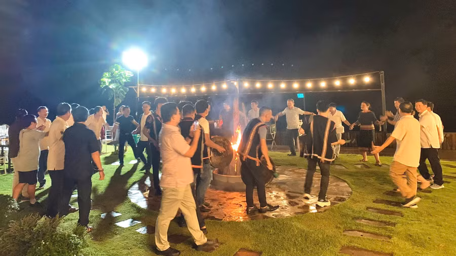 Du khách trải nghiệm đốt lửa trại, đánh cồng chiêng, xoang tại Zin's Farm. Ảnh: H.H