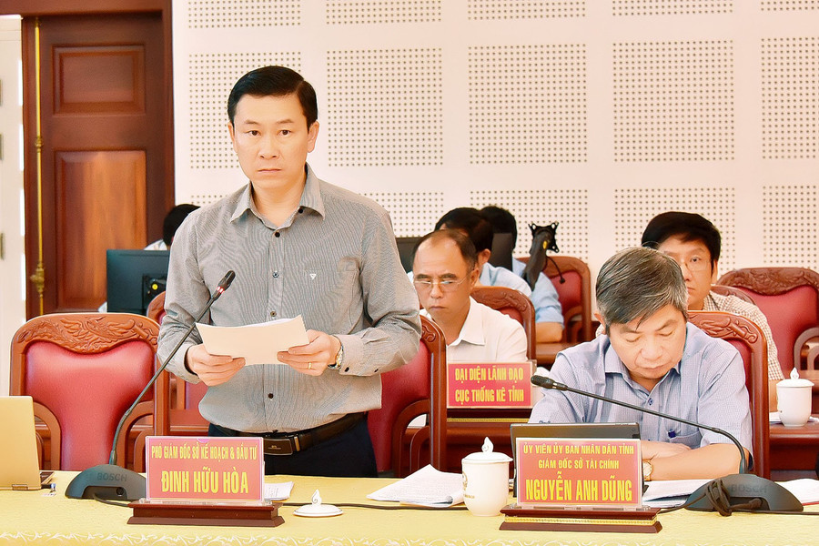 Phó Giám đốc Sở Kế hoạch và Đầu tư Đinh Hữu Hòa phát biểu ý kiến tại hội nghị. Ảnh: Đức Thụy Phó Giám đốc Sở Kế hoạch và Đầu tư Đinh Hữu Hòa phát biểu ý kiến tại hội nghị. Ảnh: Đức Thụy