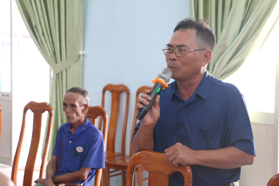 Cử tri Phạm Thanh Thái mong các cấp chính quyền có giải pháp ngăn chặn tình trạng phân bón, thuốc bảo vệ thực vật thật-giả lẫn lộn hiện nay. Ảnh: Quang Tấn