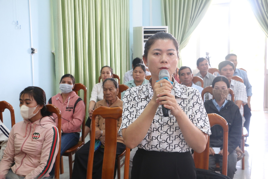 Cử tri Ngô Thị Thanh Diệp-Trưởng phòng Dân tộc huyện Phú Thiện nêu khó khăn trong triển khai hỗ trợ đất ở, nhà ở cho hộ nghèo. Ảnh: Quang Tấn