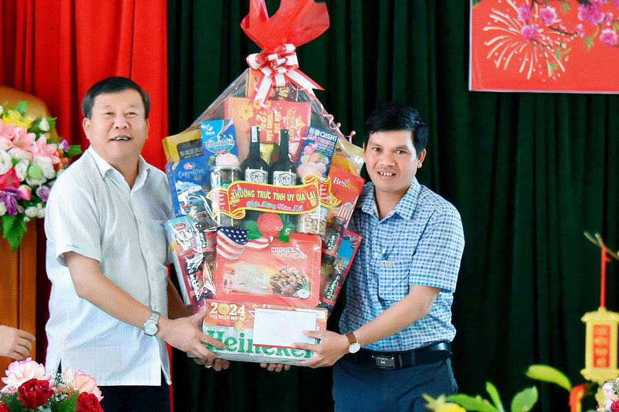 Chủ nhiệm Ủy ban Kiểm tra Tỉnh ủy Thái Thanh Bình tặng quà cho hệ thống chính trị xã Ia O (huyện Ia Grai). Ảnh: Đức Thụy Chủ nhiệm Ủy ban Kiểm tra Tỉnh ủy Thái Thanh Bình tặng quà cho hệ thống chính trị xã Ia O (huyện Ia Grai). Ảnh: Đức Thụy