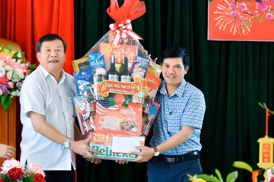 Chủ nhiệm Ủy ban Kiểm tra Tỉnh ủy Thái Thanh Bình tặng quà cho hệ thống chính trị xã Ia O (huyện Ia Grai). Ảnh: Đức Thụy