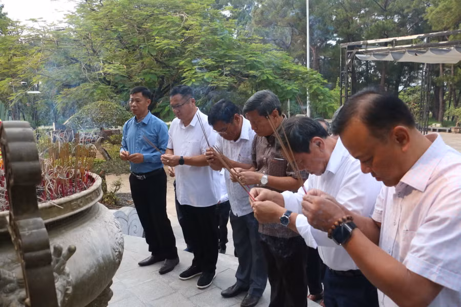 Các thành viên đoàn công tác thành kính dâng hương tại Tượng đài trung tâm. Ảnh: Quang Tấn