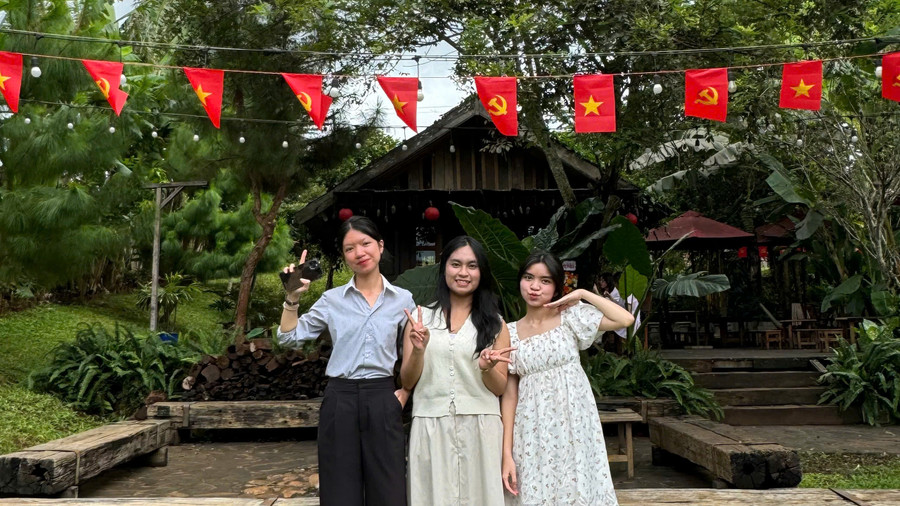 Bạn Lê Hiếu Kiên (bìa trái) cùng nhóm bạn chụp hình lưu niệm tại Mộc An Nhiên Farmstay & Café. Ảnh: Thảo Nhi Bạn Lê Hiếu Kiên (bìa trái) cùng nhóm bạn chụp hình lưu niệm tại Mộc An Nhiên Farmstay & Café. Ảnh: Thảo Nhi