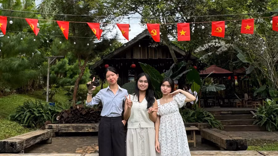 Bạn Lê Hiếu Kiên (bìa trái) cùng nhóm bạn chụp hình lưu niệm tại Mộc An Nhiên Farmstay &amp; Café. Ảnh: Thảo Nhi