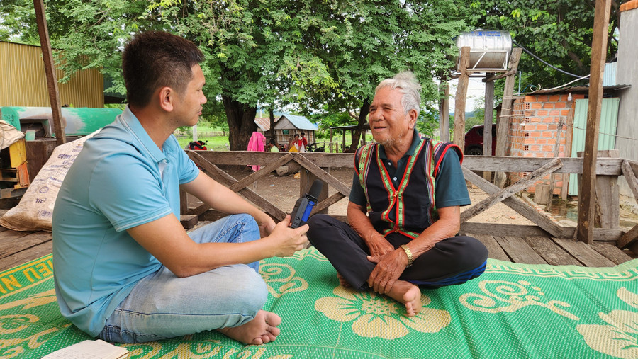 Ông Đinh A Nhur (bên phải) bày tỏ lòng biết ơn đối với những tình cảm mà Tổng Bí thư Nguyễn Phú Trọng dành cho người dân Ayun. Ảnh: Ngọc Sang Ông Đinh A Nhur (bên phải) bày tỏ lòng biết ơn đối với những tình cảm mà Tổng Bí thư Nguyễn Phú Trọng dành cho người dân Ayun. Ảnh: Ngọc Sang