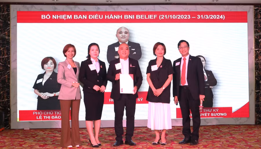 Ra mắt Ban điều hành BNI Belief tại Gia Lai, gồm: Chủ tịch, Phó Chủ tịch và Tổng thư ký. Ảnh: Quang Tấn