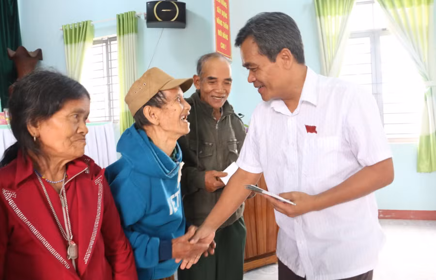 Thay mặt Thường trực HĐND tỉnh, Bí thư Tỉnh ủy, Chủ tịch HĐND tỉnh Hồ Văn Niên đã tặng 10 suất quà cho 10 gia đình chính sách, người có công trên địa bàn xã Sơ Pai. Ảnh: Quang Tấn