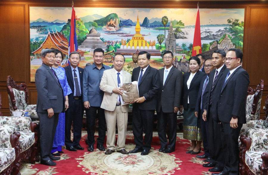 Lãnh đạo tỉnh Champasak tặng quà lưu niệm cho Phó Bí thư Thường trực Tỉnh ủy Gia Lai Châu Ngọc Tuấn (thứ 5 từ trái sang). Ảnh: Q.T