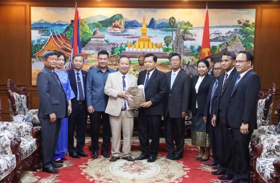 Lãnh đạo tỉnh Champasak tặng quà lưu niệm cho Phó Bí thư Thường trực Tỉnh ủy Gia Lai Châu Ngọc Tuấn (thứ 5 từ trái sang). Ảnh: Q.T