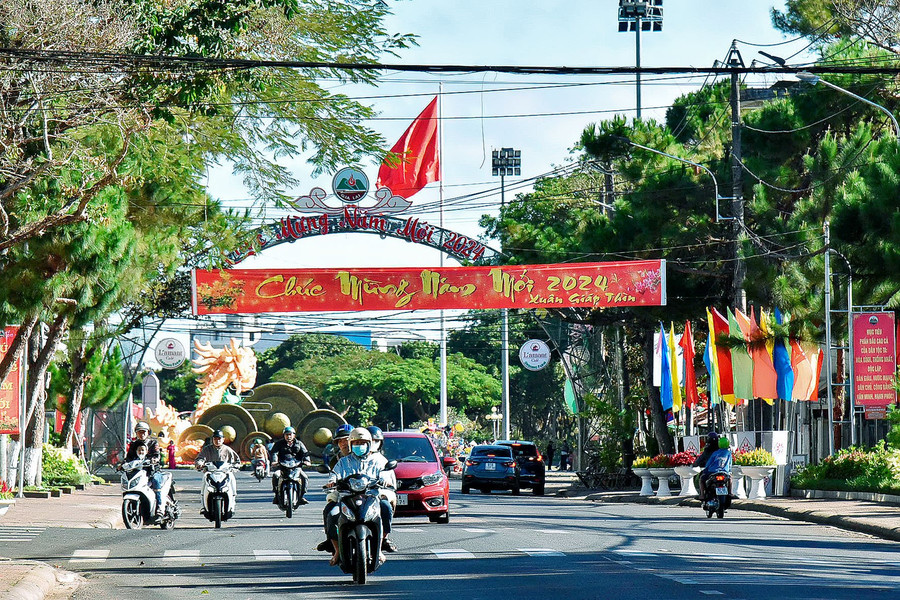 Đường phố Pleiku sáng Mùng 1 Tết khá nhộn nhịp. Ảnh: Đức Thụy