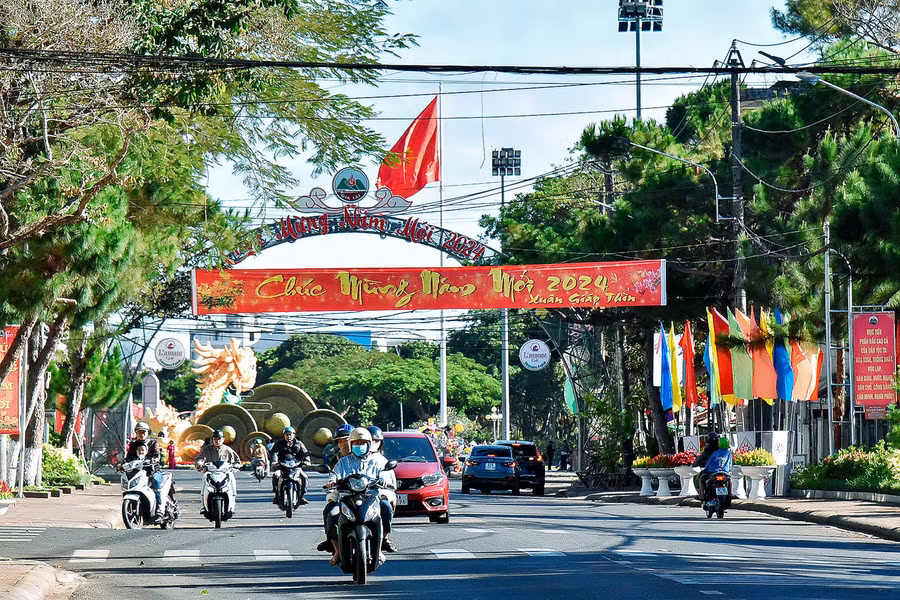 Đường phố Pleiku sáng Mùng 1 Tết khá nhộn nhịp. Ảnh: Đức Thụy