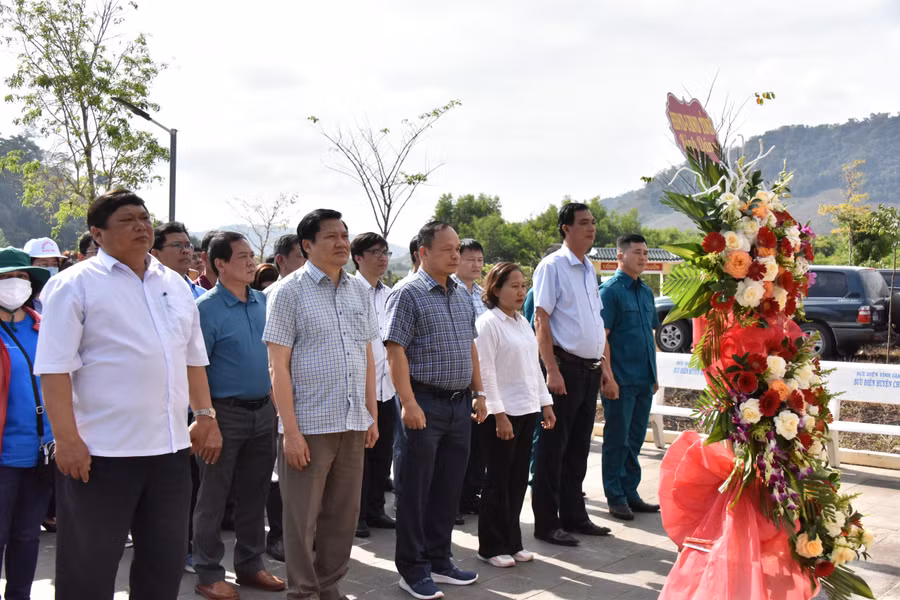 Các đồng chí trong Thường trực HĐND và UBND tỉnh dâng hoa, dâng hương trước Nhà Bia di tích HĐND Cách mạng và UBND Cách mạng tỉnh Gia Lai. Ảnh: Đức Thụy