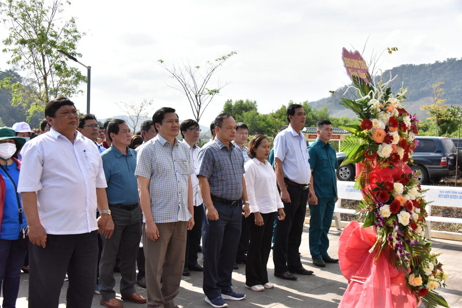 Các đồng chí trong Thường trực HĐND và UBND tỉnh dâng hoa, dâng hương trước Nhà Bia di tích HĐND Cách mạng và UBND Cách mạng tỉnh Gia Lai. Ảnh: Đức Thụy