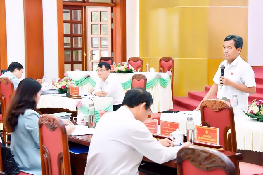 Ủy viên Ban Chấp hành Trung ương Đảng, Bí thư Tỉnh ủy, Chủ tịch HĐND tỉnh Hồ Văn Niên phát biểu thảo luận tại tổ. Ảnh: Đức Thụy