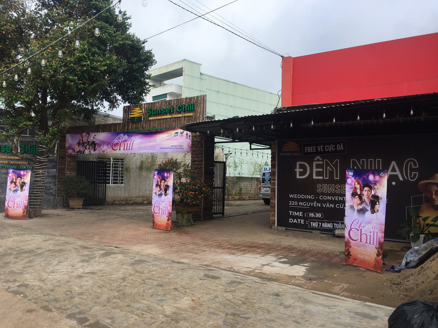 Dù xây dựng trái phép nhưng quán cà phê Sunset Chill vẫn hoạt động kinh doanh và tổ chức các sự kiện âm nhạc tại đây. Ảnh: Quang Tấn