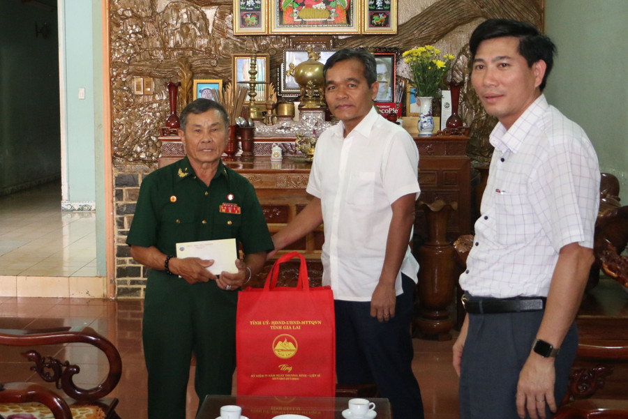 Bí thư Tỉnh ủy Hồ Văn Niên tặng quà cho ông Đoàn Thanh Hương (tổ 5, thị trấn Kong Dơng)-đối tượng thương binh 61% và nhiễm chất độc hóa học. Ảnh: Quang Tấn Bí thư Tỉnh ủy Hồ Văn Niên tặng quà cho ông Đoàn Thanh Hương (tổ 5, thị trấn Kong Dơng)-đối tượng thương binh 61% và nhiễm chất độc hóa học. Ảnh: Quang Tấn