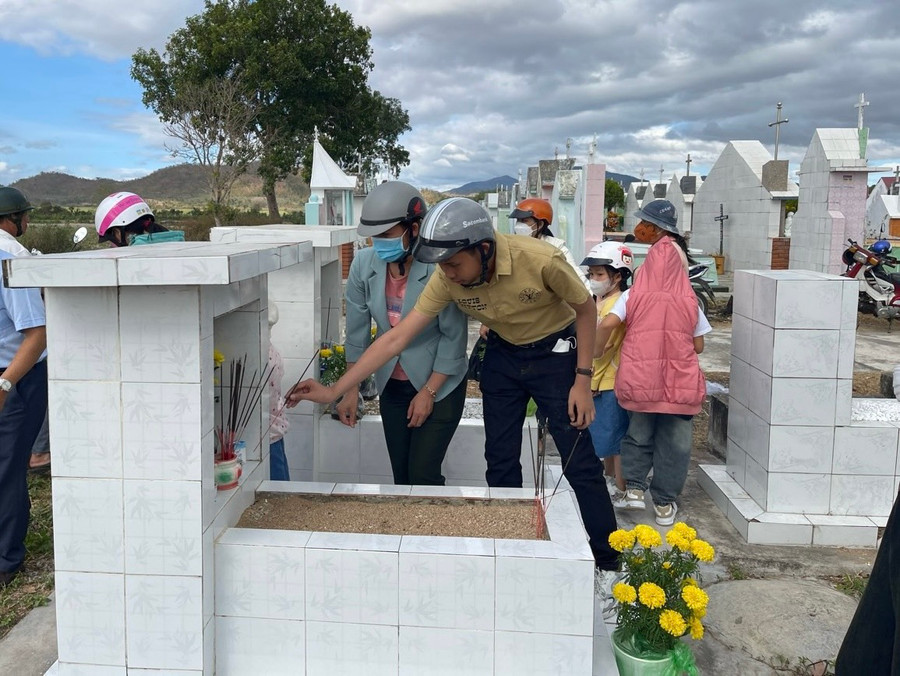 Gia đình bà Lê Thị Hồng (tổ 2, phường Đoàn Kết, thị xã Ayun Pa) tảo mộ thắp nén hương cho người thân. Ảnh: Vũ Chi