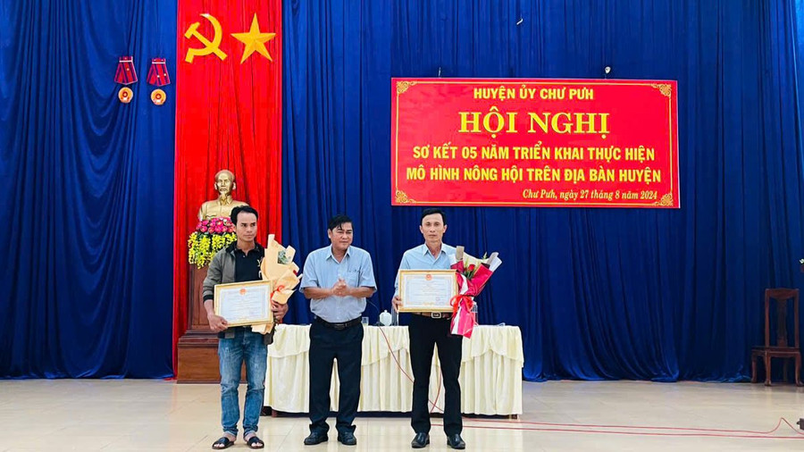 UBND huyện tặng giấy khen cho 2 tập thể có thành tích xuất sắc, tiêu biểu qua 5 năm triển khai mô hình Nông hội trên địa bàn huyện. Ảnh: Hà Chi