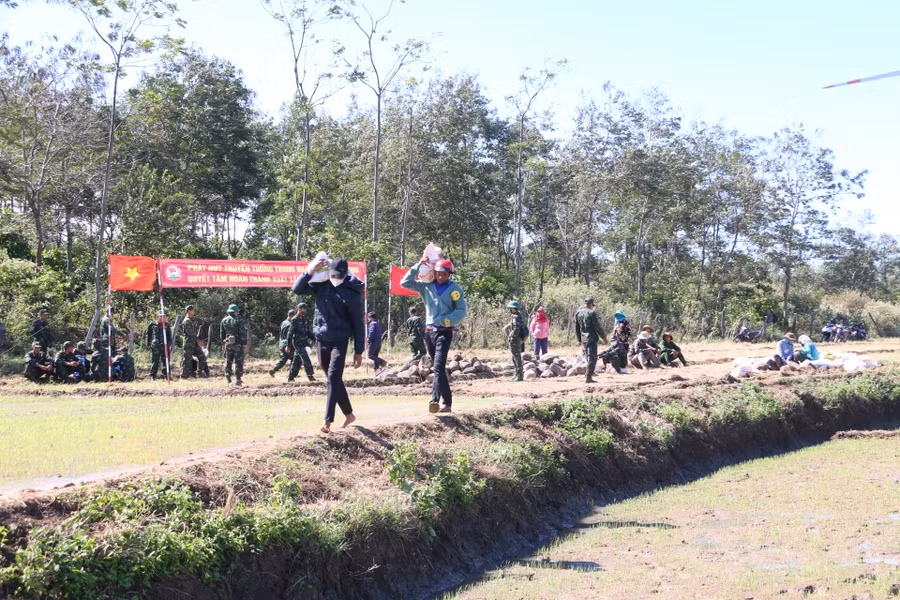 Người dân xã Chư Don chung tay cùng với Bộ đội vận chuyển đá kiên cố hóa đập dâng Ia Chrêh lấy nước cho người dân làng Thơ Ga B sản xuất lúa nước. Ảnh: Quang Tấn