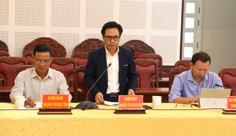 Ông Phạm Xuân Điệp-Giám đốc Ban Quản lý Dự án đầu tư xây dựng tỉnh nêu các khó khăn trong giải phóng mặt bằng, đất san lấp... Ảnh: Quang Tấn Ông Phạm Xuân Điệp-Giám đốc Ban Quản lý Dự án đầu tư xây dựng tỉnh nêu các khó khăn trong giải phóng mặt bằng, đất san lấp... Ảnh: Quang Tấn