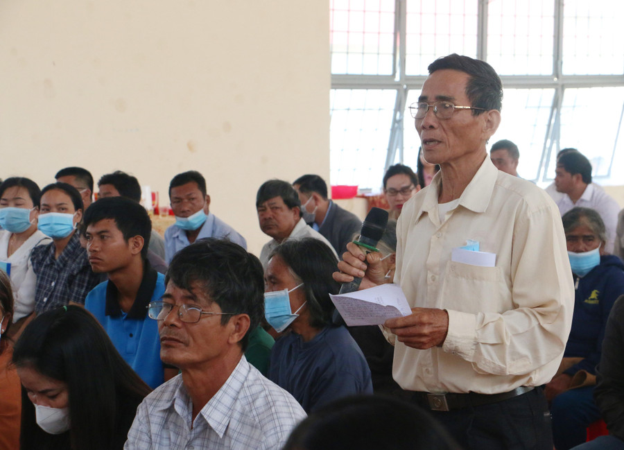 Cử tri Phạm Xuân Núi nêu ý kiến, kiến nghị với Đoàn đại biểu Quốc hội. Ảnh: Quang Tấn Cử tri Phạm Xuân Núi nêu ý kiến, kiến nghị với Đoàn đại biểu Quốc hội. Ảnh: Quang Tấn