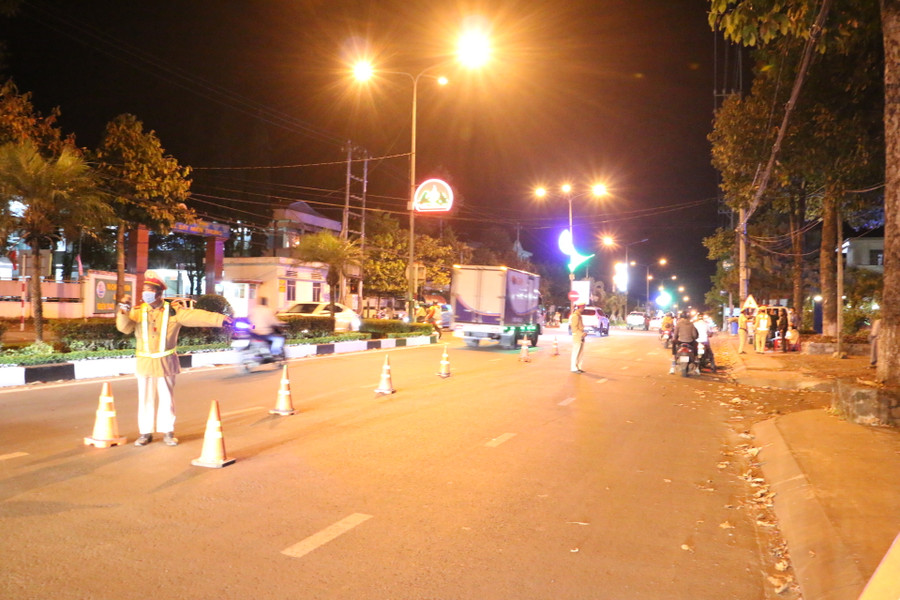 Đội Cảnh sát Giao thông-Trật tự Công an TP. Pleiku thường xuyên tuần tra, kiểm soát, xử lý vi phạm liên quan đến nồng độ cồn. Ảnh: Quang Tấn Đội Cảnh sát Giao thông-Trật tự Công an TP. Pleiku thường xuyên tuần tra, kiểm soát, xử lý vi phạm liên quan đến nồng độ cồn. Ảnh: Quang Tấn