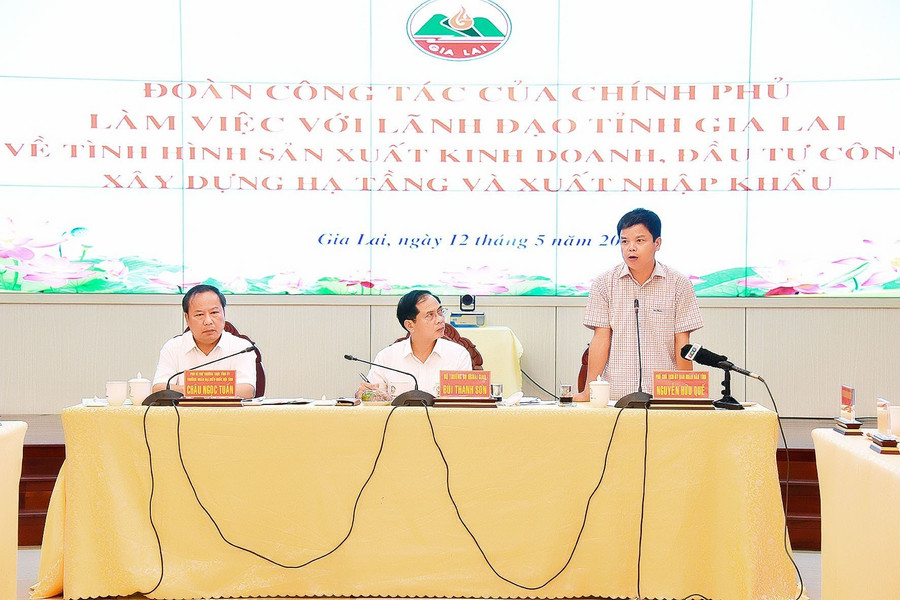 Phó Chủ tịch UBND tỉnh Nguyễn Hữu Quế thông tin với đoàn công tác những mặt đạt được và chưa được của tỉnh từ đầu năm đến nay. Ảnh: Đức Thụy