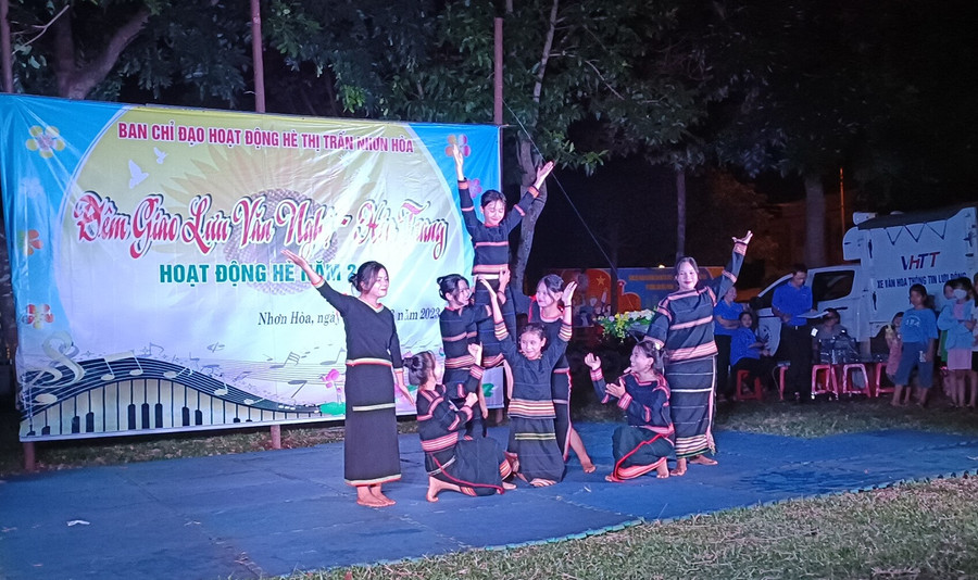 Đêm giao lưu không những tạo sân chơi bổ ích cho các em học sinh, sinh viên trong dịp hè mà còn góp phần giữ gìn, phát huy bản sắc văn hóa của dân tộc. Ảnh: Đ.S Đêm giao lưu không những tạo sân chơi bổ ích cho các em học sinh, sinh viên trong dịp hè mà còn góp phần giữ gìn, phát huy bản sắc văn hóa của dân tộc. Ảnh: Đ.S