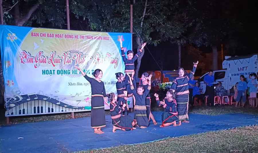 Đêm giao lưu không những tạo sân chơi bổ ích cho các em học sinh, sinh viên trong dịp hè mà còn góp phần giữ gìn, phát huy bản sắc văn hóa của dân tộc. Ảnh: Đ.S