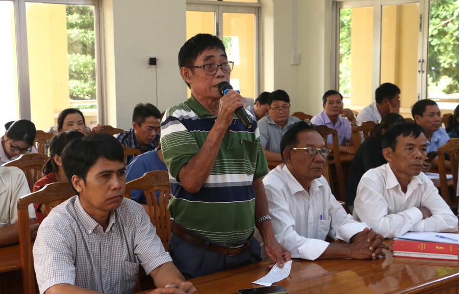 Cử tri huyện Krông Pa có nhiều ý kiến, kiến nghị gửi đến đoàn đại biểu Quốc hội tỉnh. Ảnh: Quang Tấn Cử tri huyện Krông Pa có nhiều ý kiến, kiến nghị gửi đến đoàn đại biểu Quốc hội tỉnh. Ảnh: Quang Tấn