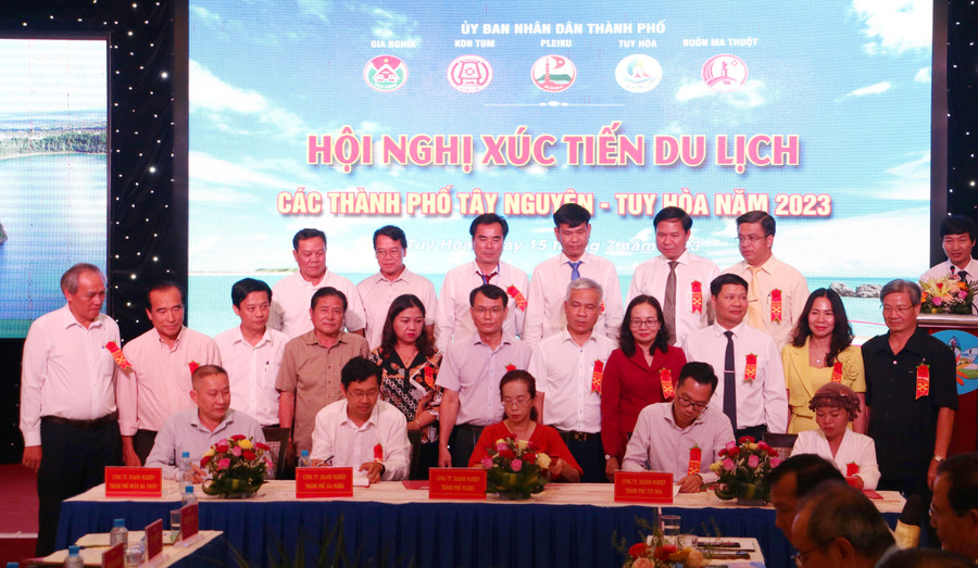 Ký kết hợp tác du lịch giữa các doanh nghiệp du lịch của 5 thành phố. Ảnh: Quang Tấn Ký kết hợp tác du lịch giữa các doanh nghiệp du lịch của 5 thành phố. Ảnh: Quang Tấn